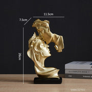 Kiss Model Statue Couple